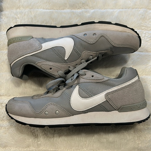 Nike Venture Runner shoe - Picture 2 of 8